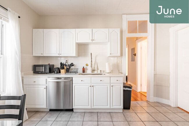 Building Photo - Queen room in 5-bed/1.0-bath Home