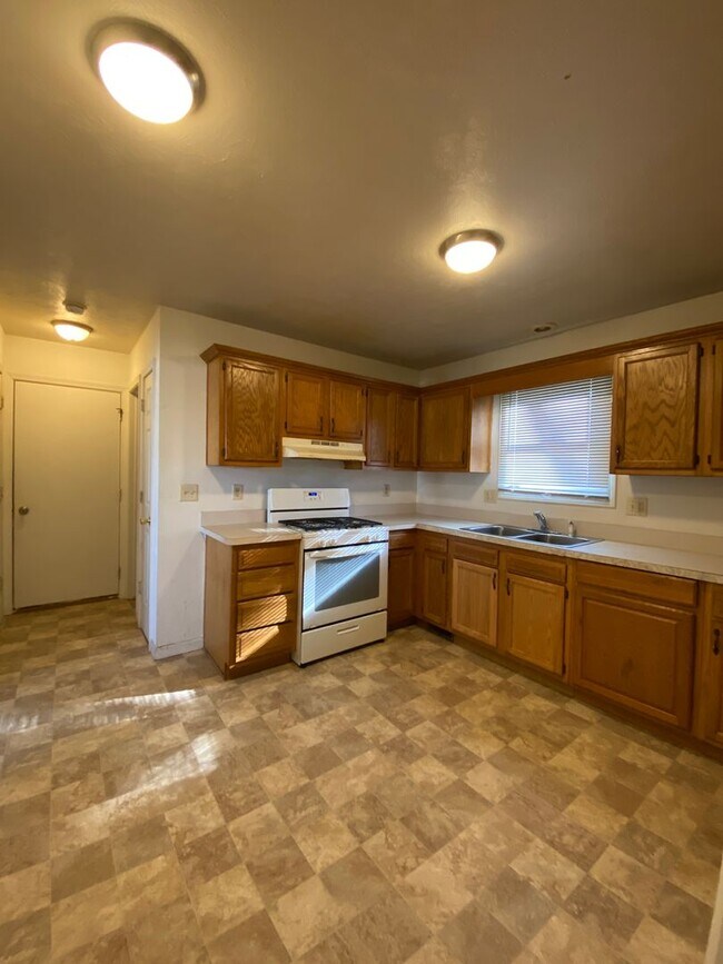Building Photo - 3 Bedroom Duplex in Elkhart - HOUSING VOUC...