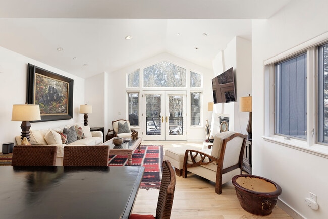 Building Photo - 926 E Durant Ave