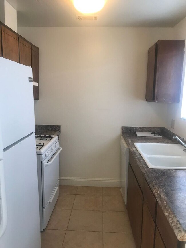 Foto del edificio - updated 2 bedroom in Hanford waiting for you!