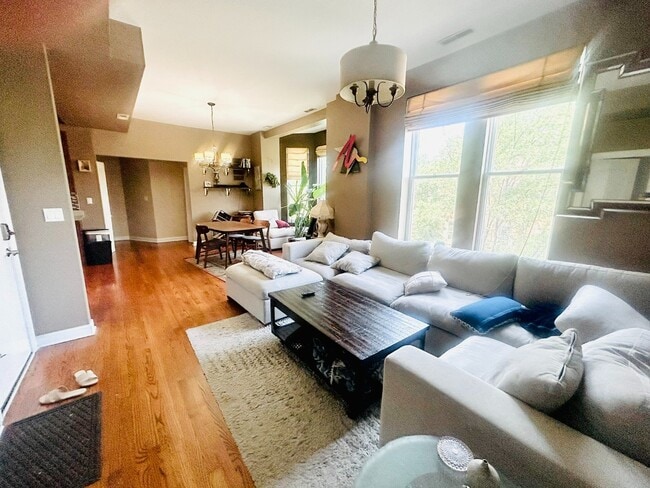 Building Photo - Spacious, Updated 2bd/1bth, Wicker Park, Avail 9/1