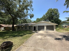 Building Photo - 2147 Loren Cir