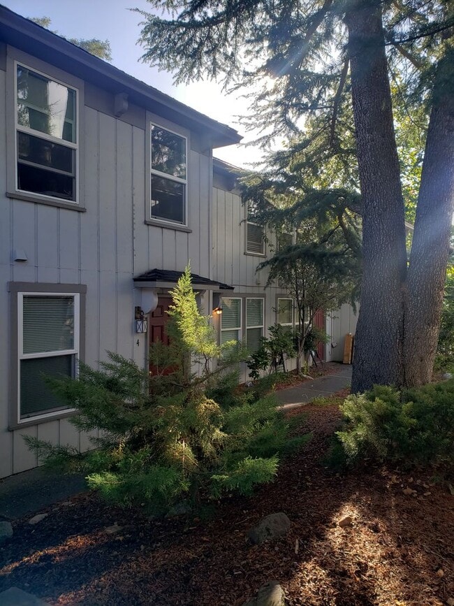 Foto del edificio - Cute 2 bedroom 1.5 bath Condo in Ashland!!