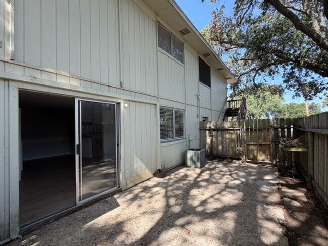 Building Photo - South Side Two Story Townhome