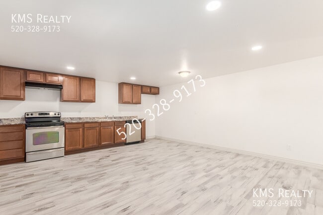Building Photo - NICE DUPLEX FULLY REMODELED - OWNER / AGENT
