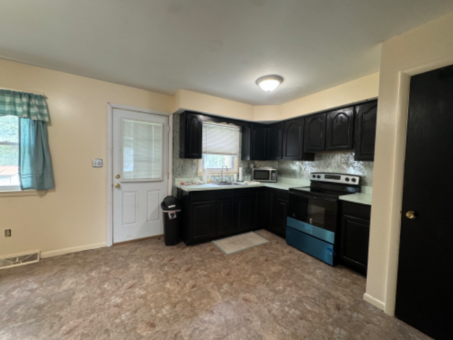 Building Photo - 124 Mt Hope Dr