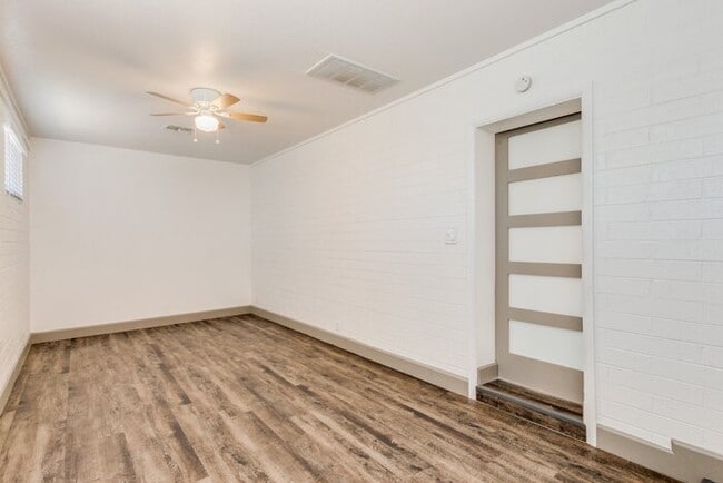 Building Photo - 1637 W Cinnabar Ave