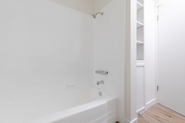 Foto del interior - 1 & 2 Bedroom Apartment in KoreaTown, Los Angeles with Balcony