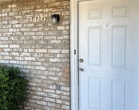Building Photo - 708 Redbud Ct