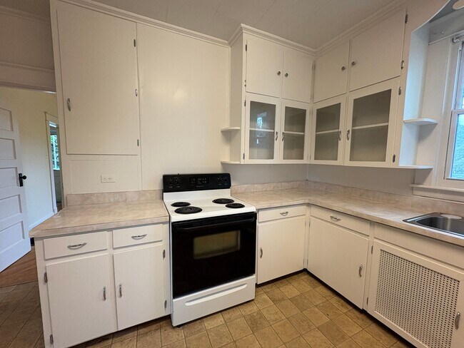 Foto del edificio - Spacious 2-3 bedroom house! Located on sid...