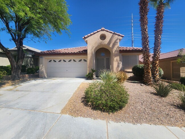 Building Photo - Former model home! Single Story - 3 bed, 2...