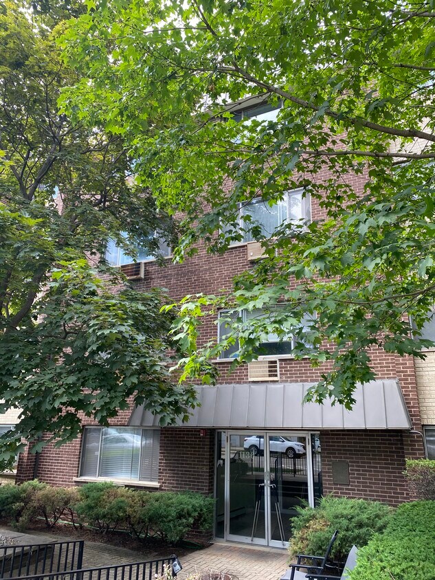 Primary Photo - 1136 Greenleaf Ave