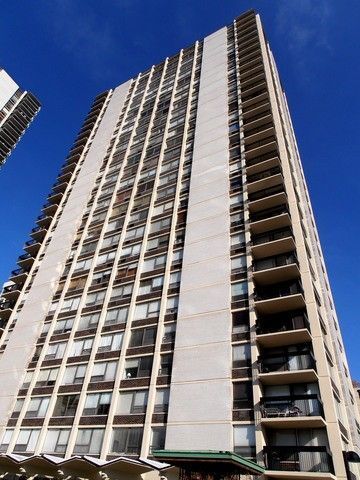Foto principal - 1360 N Sandburg Terrace