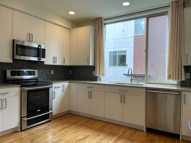 Foto del edificio - 2311A 48th Ave SW