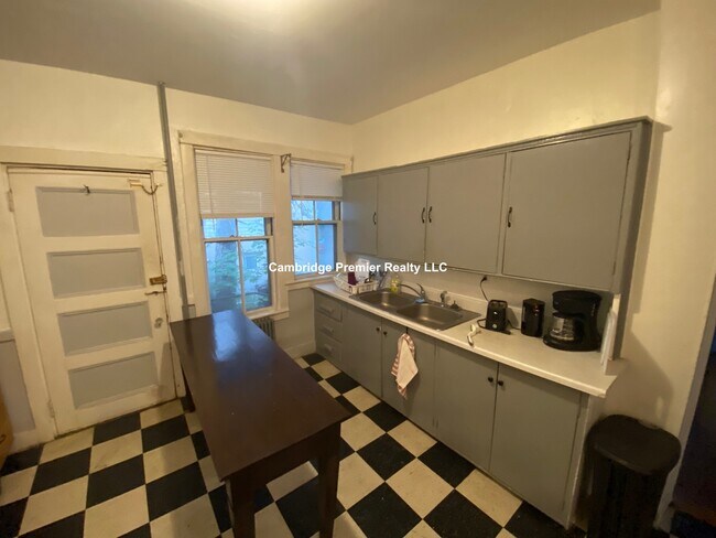 Building Photo - 474 Putnam Ave