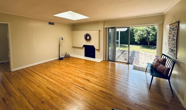 Building Photo - Charming 4 bedroom Family Home in Coveted ...