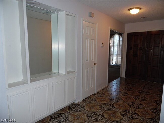Building Photo - 1313 Oak Tree Ln