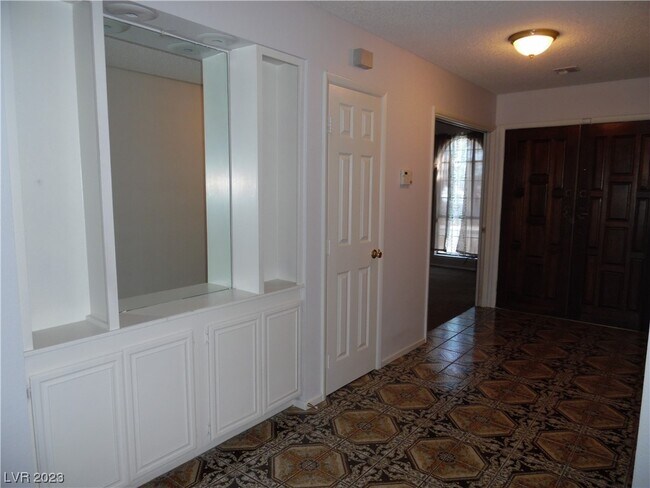 Foto del edificio - 1313 Oak Tree Ln