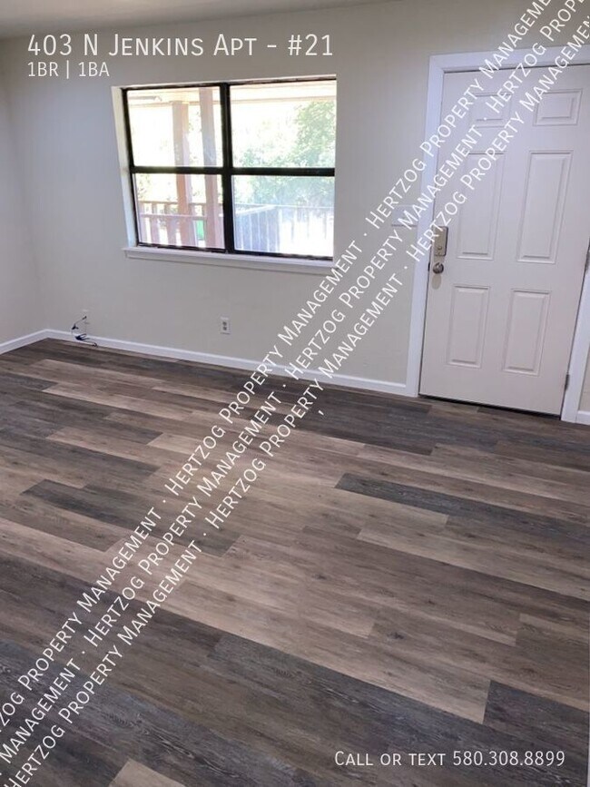 Foto del edificio - Newly Remodeled Apartment within Walking D...