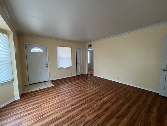 Building Photo - Downtown Duplex
