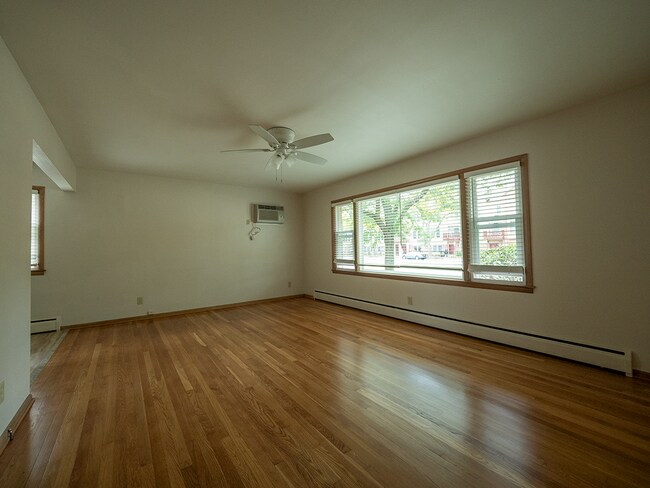 Sala de estar - 513 N Midvale Blvd