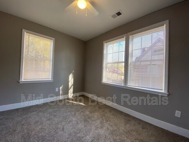 Building Photo - 565 E Davant Ave