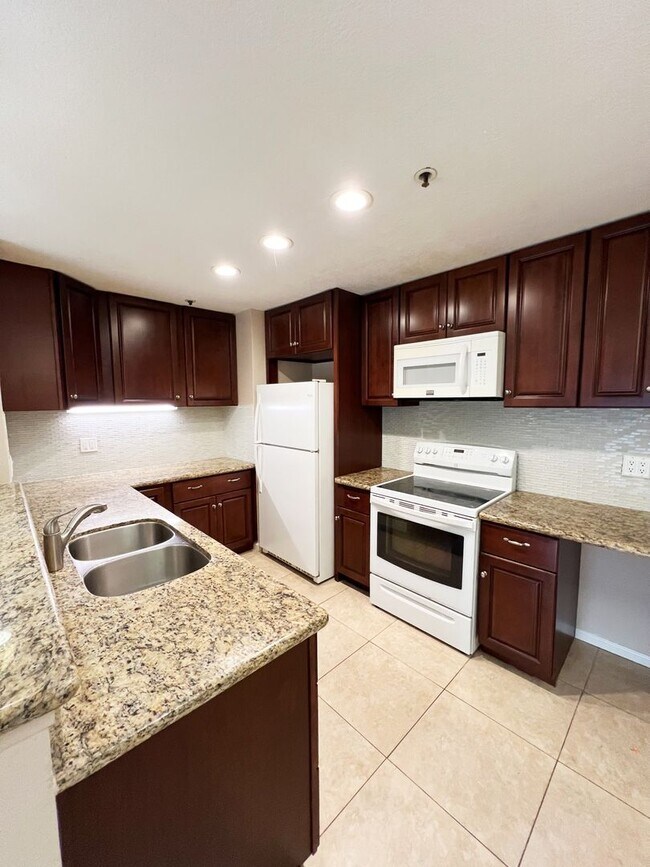 Foto del edificio - 2 Bed/2 Bath Upgraded Condo in Presidio Pl...