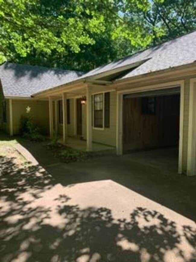 Building Photo - Britton Dr. - 4 Bedroom / 2 Bath House with Large Yard!!