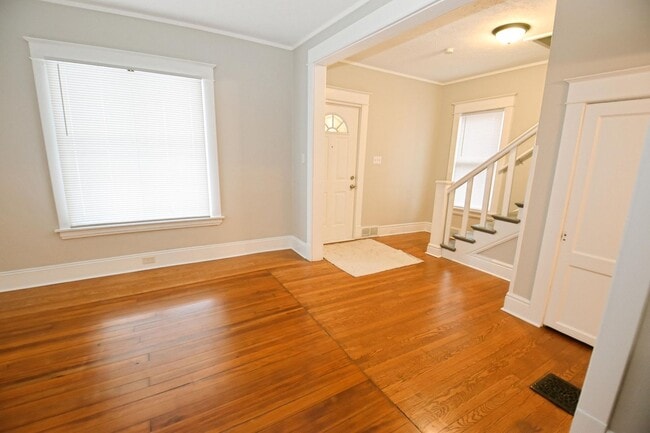Building Photo - Close to Notre Dame, newly remodeled 3 bed...