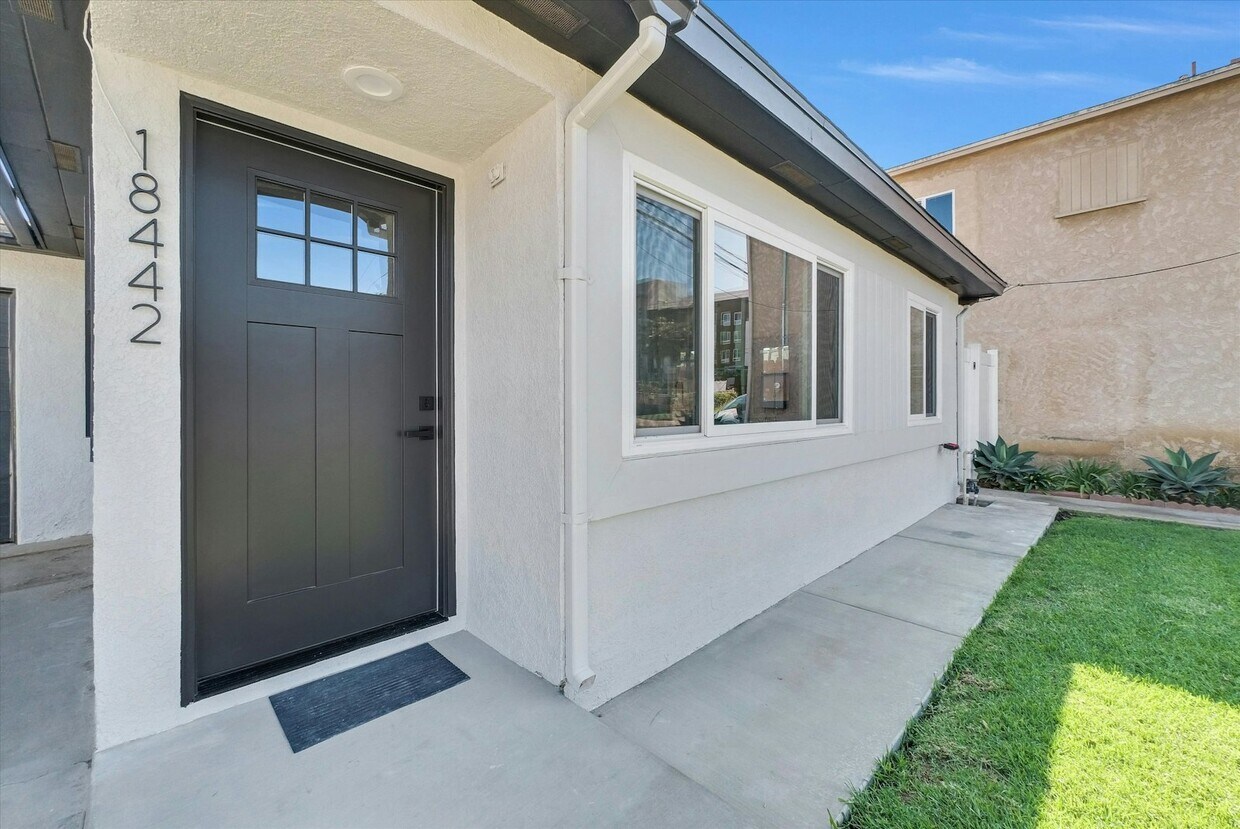 Foto principal - 18442 Patterson Ln