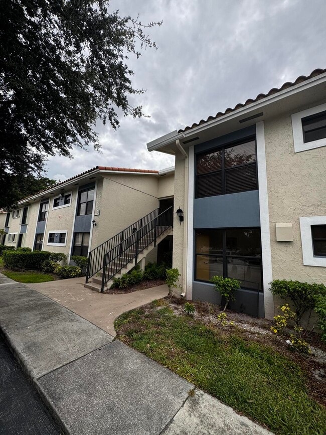 Building Photo - 1525 Lake Crystal Dr