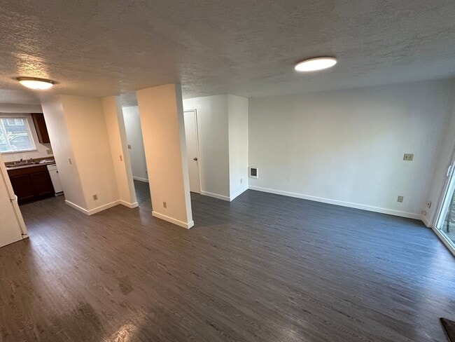 Building Photo - 804814-814 SE Cochran Dr