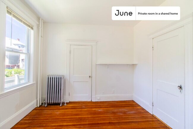 Building Photo - Room in Shared 5 bed/2 bath home in Dorchester Center