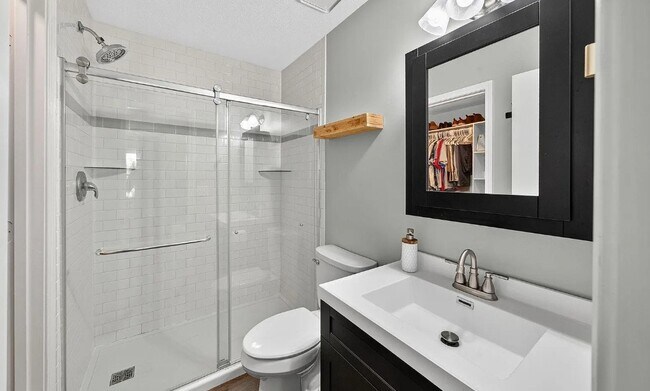 Foto del edificio - 2204 Spring Hill Dr