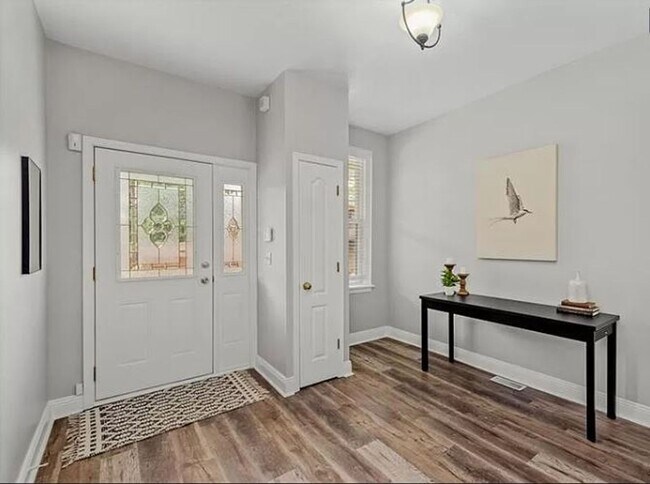 Building Photo - Beautifully remodeled 6 BR, 1.5 Bath brick...
