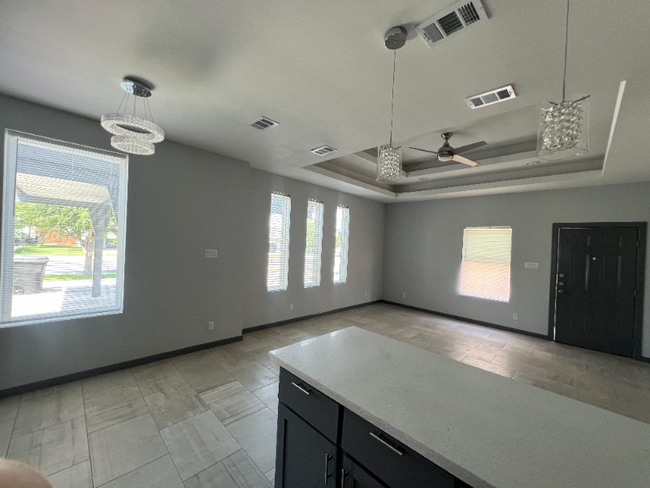 Building Photo - 904 E la Cantera Ave