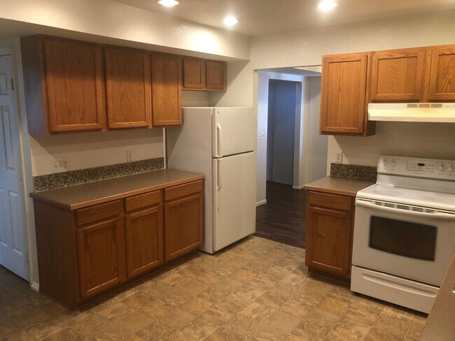 Building Photo - 3 Bedroom 2 Bath 1 Car Garage Townome