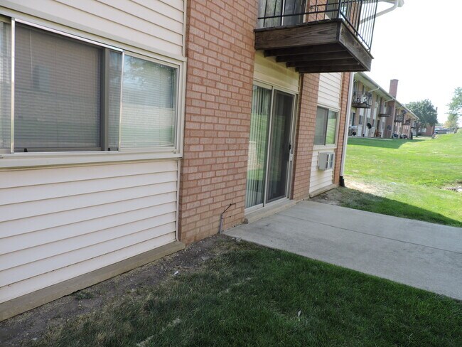 Building Photo - 703 E Fullerton Ave