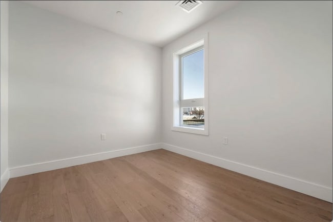 Building Photo - 305 Border St
