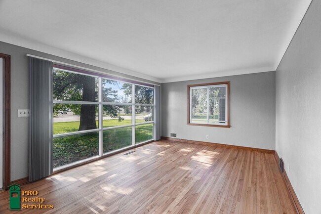 Foto del edificio - 2 Bedroom Home in Maplewood