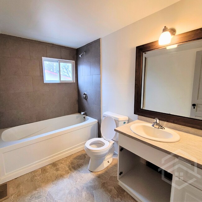 Photo du bâtiment - 2-Bedroom Unit available in Norwich!!