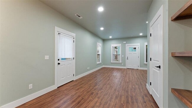 Building Photo - 25 W 5th St