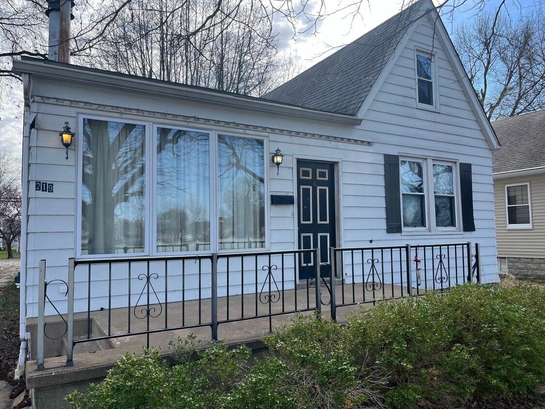Primary Photo - 5 Bedroom 3 Bath House in Roxana
