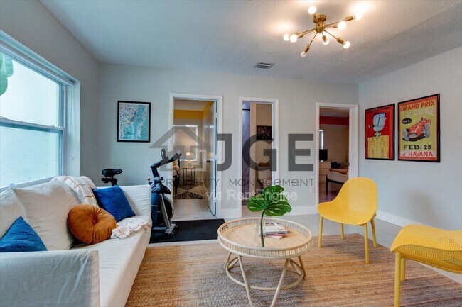 Foto del edificio - 968 NE 80th St