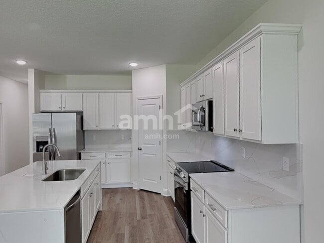 Building Photo - 11644 Hillside Dr