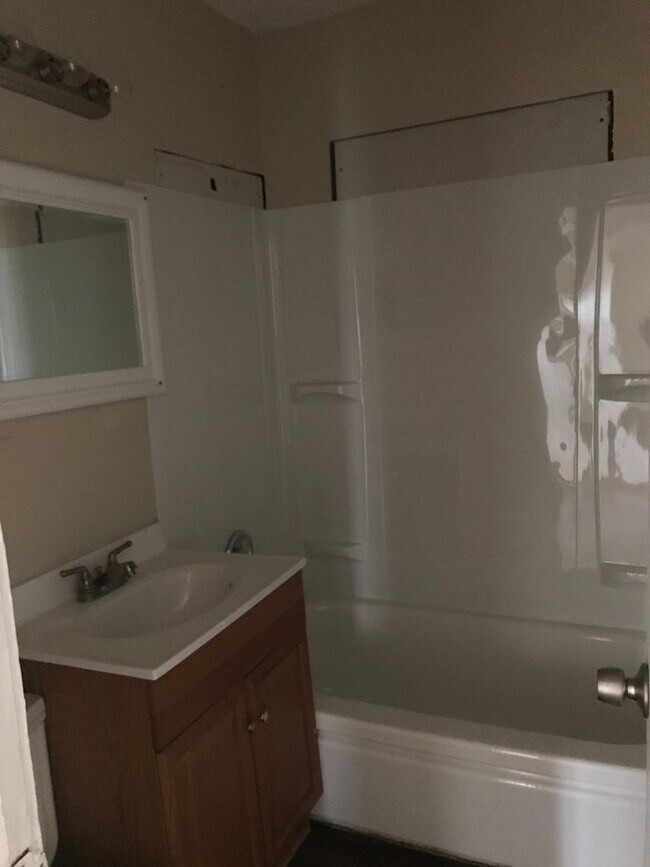 Building Photo - 2 Bedroom with 1 Bath and 1 Car Garage Con...