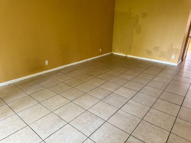 Foto del edificio - 1169 Golden Lakes Blvd
