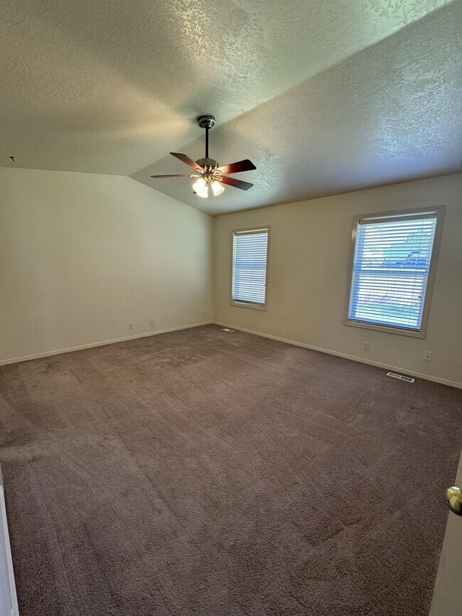 Foto del edificio - 946 Mount Hood Pl N