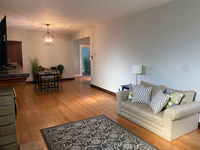 Foto del edificio - Beautiful Renovation in the Desirable South Hampton Neighborhood