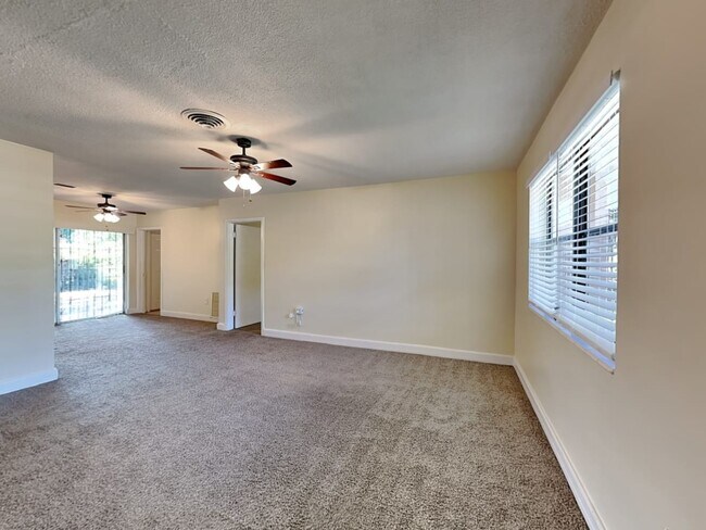 Building Photo - 290 NE 164th St